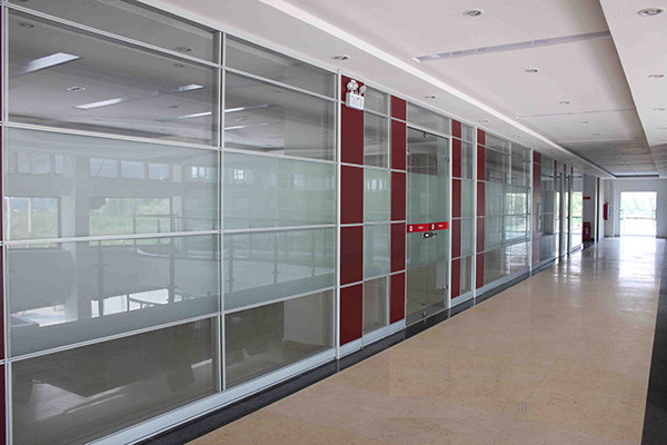 財務(wù)室辦公室隔斷用什么材料好?